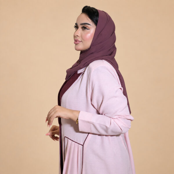 تفاصيل عباية كارما كتان الوردية من الجانب