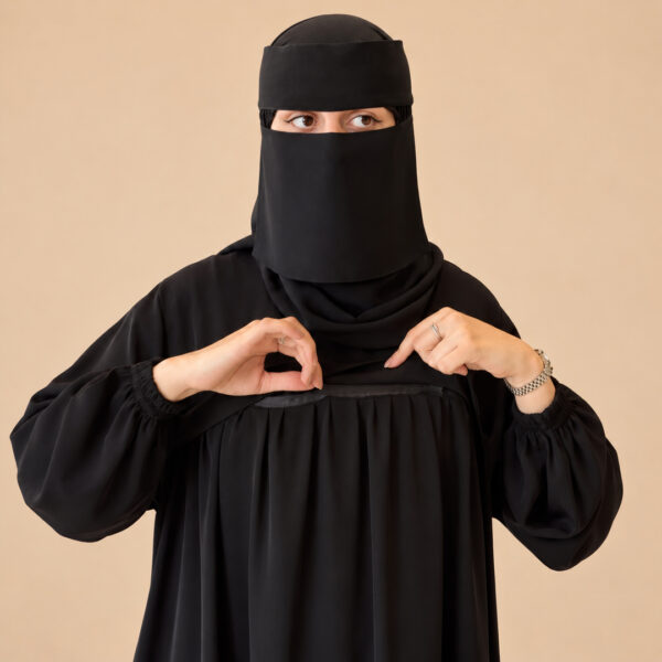 تفاصيل الجزء العلوي من عباية الطواف ندى