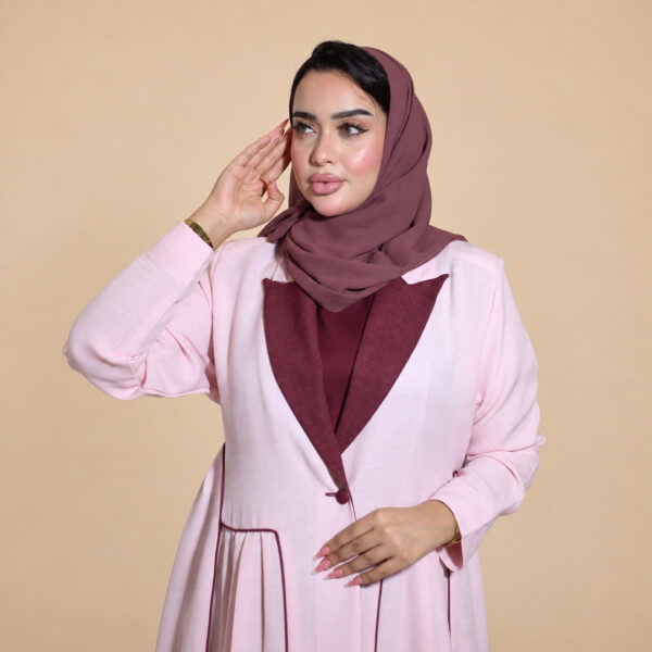عباية كارما كتان وردية بتفاصيل أمامية موف