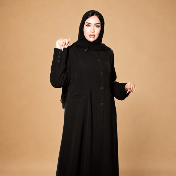 عباية الدانة السوداء - تفاصيل الأزرار والأكمام