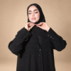 تفاصيل عباية حور كوبرا السوداء من الأمام