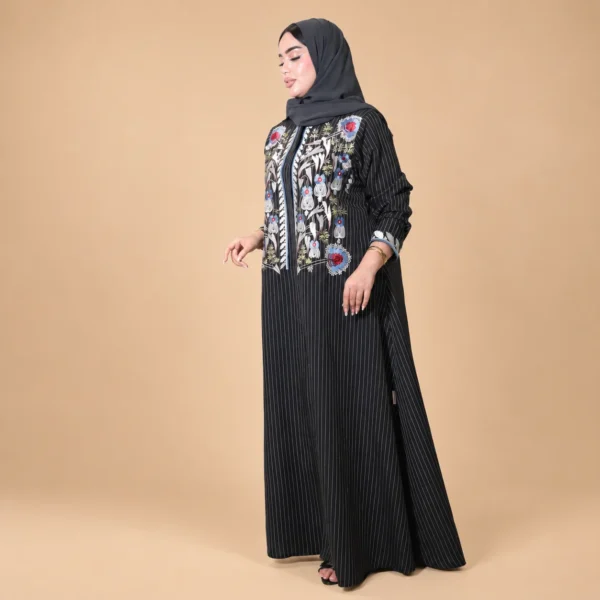عباية لوتس كريب سوداء من الجانب بقصة طويلة