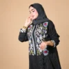 تفاصيل تطريز عباية لوتس كريب من الجانب