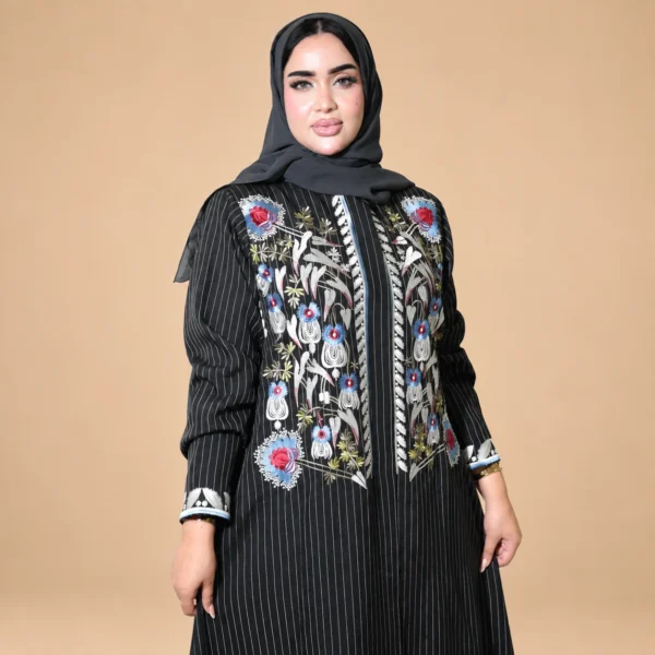 عباية لوتس كريب سوداء بتطريزات أمامية ملونة