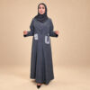 موديل ترتدي عباية أوربان مازيراتي رمادية بتفاصيل جيوب متباينة – إطلالة أمامية كاملة | Model wearing the grey Urban Maserati Abaya with contrast pocket details – full front view