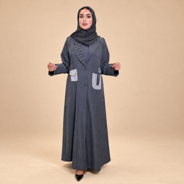 موديل ترتدي عباية أوربان مازيراتي رمادية بتفاصيل جيوب متباينة – إطلالة أمامية كاملة | Model wearing the grey Urban Maserati Abaya with contrast pocket details – full front view