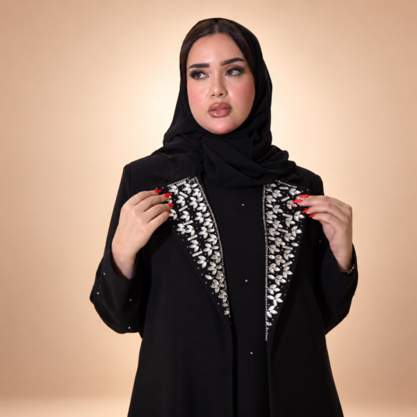 عباية ثري كلوفر كوبرا، لقطة أمامية قريبة