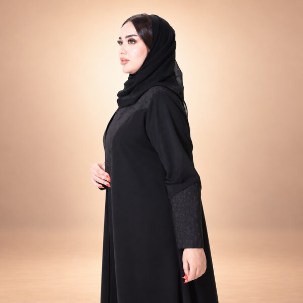 عباية بانتوس كوبرا، لقطة جانبية قريبة