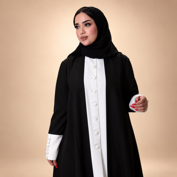 تفاصيل الواجهة البيضاء والأزرار في عباية الفجر كريب بيلا
