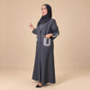 الإطلالة الكاملة لعباية أوربان مازيراتي الرمادية بقصة طويلة مستقيمة وجيوب متباينة | Full silhouette of the grey Urban Maserati Abaya with a long straight cut and contrast pockets