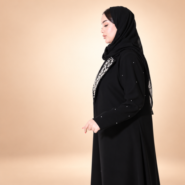 عباية ثري كلوفر كوبرا، لقطة جانبية قريبة