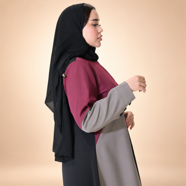 عباية بريت ناتشر كوبرا، لقطة جانبية قريبة