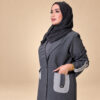 لقطة قريبة لتفاصيل الجيب المتباين والكم في عباية أوربان مازيراتي الرمادية | Close-up of the contrast pocket and sleeve details on the grey Urban Maserati Abaya
